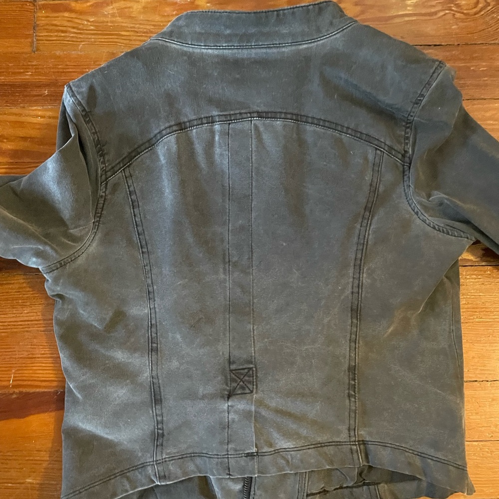 Classic Black Jean Jacket with Tailored Seams